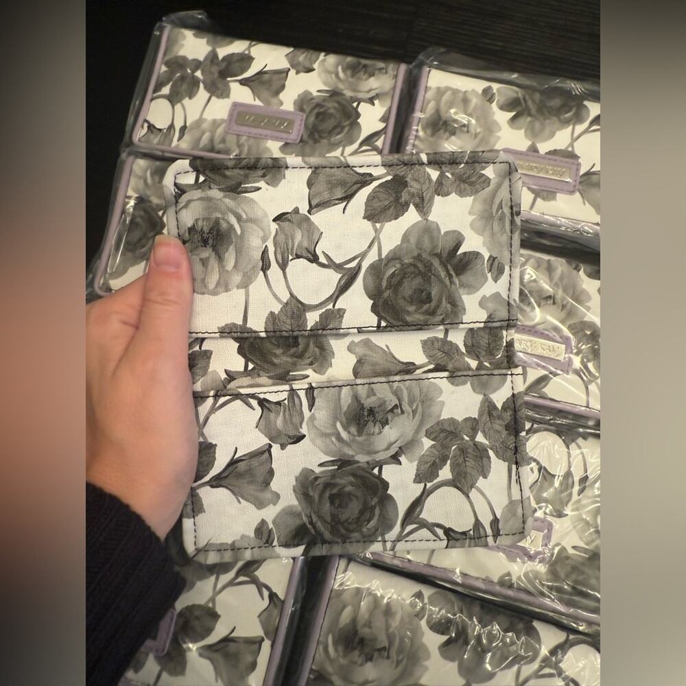 NEW Mary Kay 2017 Going Places Collection Bundle of (9) Floral Checkbook Covers - Picture 4 of 5